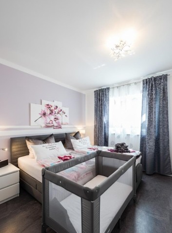 „Durchdachtes Schlafzimmer: Viel Platz am Fußende des Bettes für ein Baby-Reisebett (60x120 cm) sorgt für entspannte Nächte mit den Kleinsten.“