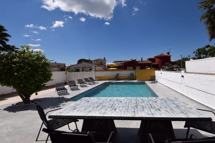 Ferienhausanlage ARENA, Swimmingpool, Klima, Internet, gehobene u. moderne Ausstattung, in zentraler und ruhiger Lage nur 800 m zum Zentrum und Strand im Sektor Alberes gelegen.