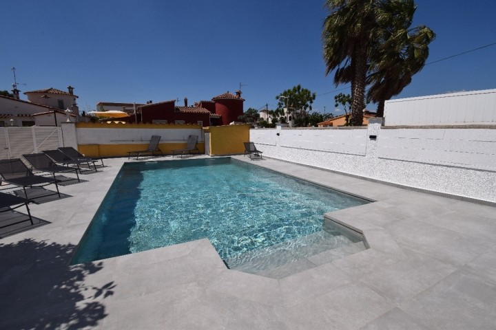 Swimmingpool ca. 8 x 4 m mit römischer Treppe, Aussendusche und Sonnenliegen. Der Pool ist ganzjährig in Betrieb mit Poolservice.