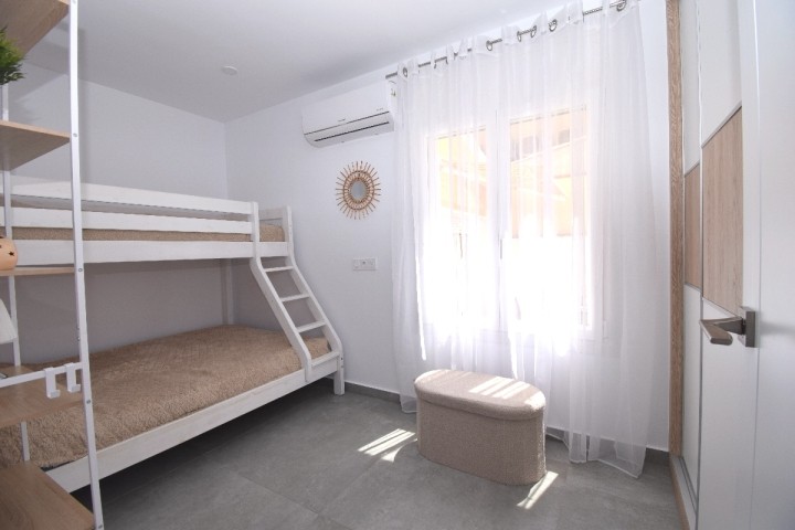 1 Schlafzimmer mit Etagenbett (unten-1,40 m u. oben- 0,90 m) , Einbauschrank und Klima