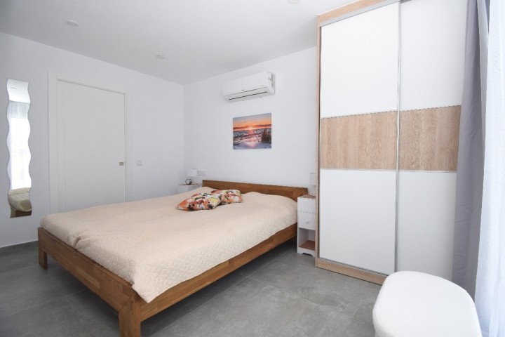 1 Suite: Schlafzimmer mit Doppelbett, SAT-TV, Klima, Einbauschrank und Bad en Suite mit WC und Dusche 