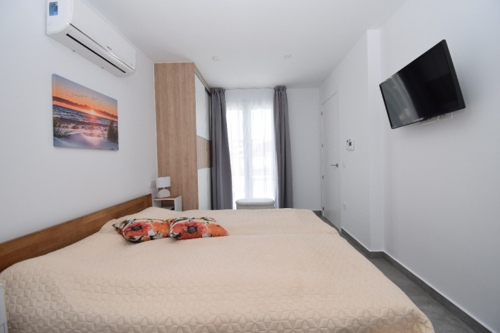1 Suite: Schlafzimmer mit Doppelbett, SAT-TV, Klima, Einbauschrank und Bad en Suite mit WC und Dusche 