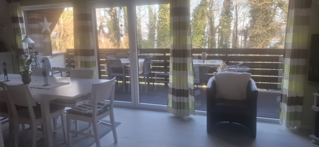 Essbereich mit Blick in auf den Balkon