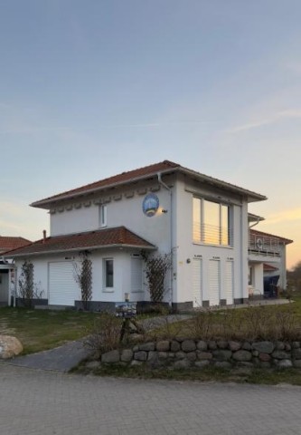 Die KPTN-VILLA mit dem Strandkorb für Abendstunden im Sonnenuntergang.