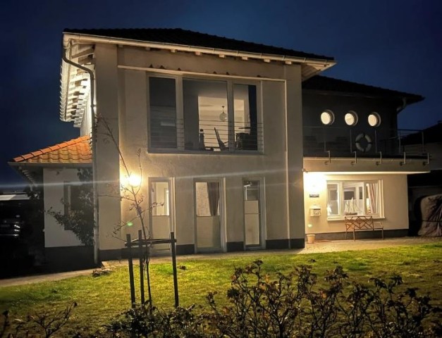 Die Kptn-Villa bei Nacht