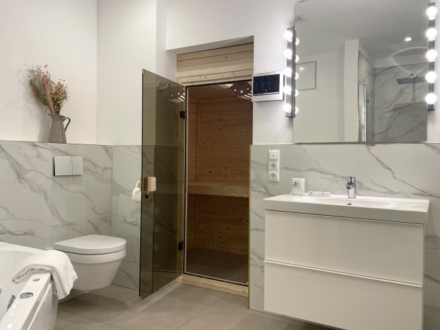 Badezimmer mit Sauna und Badewanne