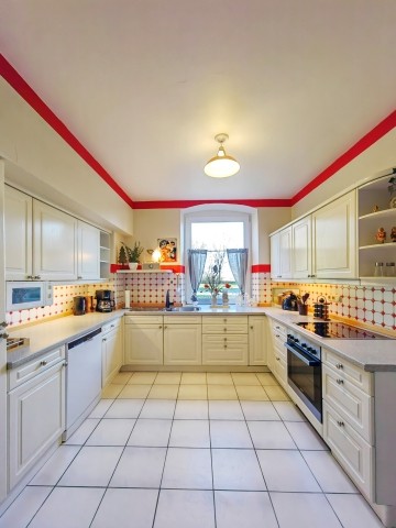 großzügige Küche im Landhausstil 