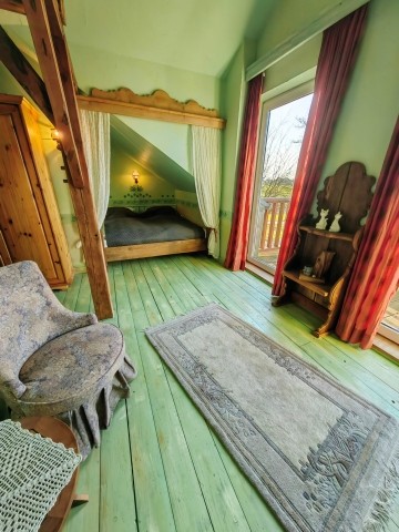 Schlafzimmer "Honeymoon" mit Doppelbett, separater Sitzmöglichkeit, Balkon und eigenem ensuite-Duschbad