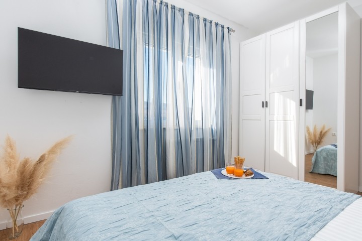 Bedroom withe queen-size bed (160x200cm), TV, AC ensure restful nights.