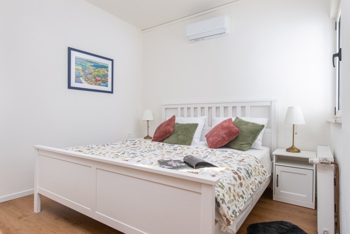 Bedroom withe king-size bed (180x200cm), AC ensure restful nights.