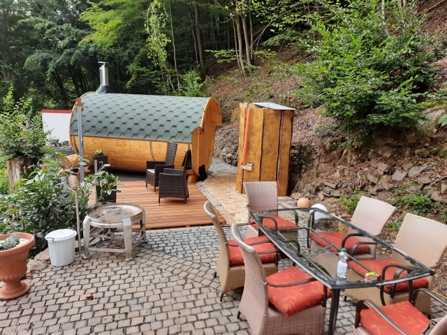 Aussendusche Fass Sauna Terrasse