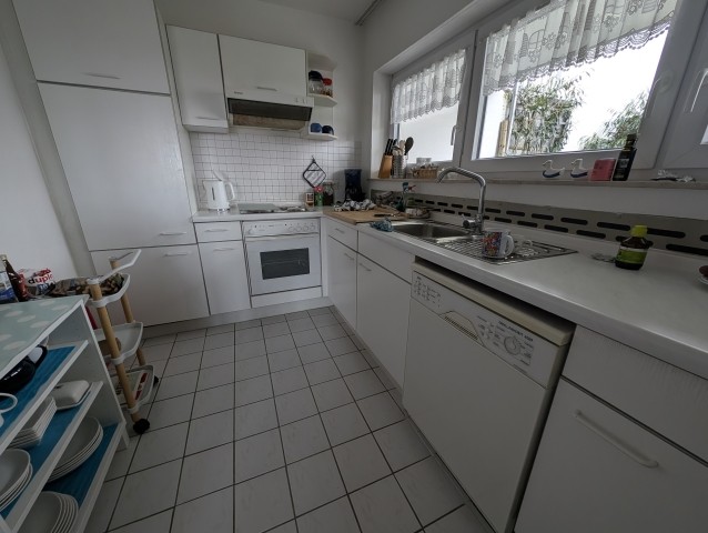 die gut augestattete Küche