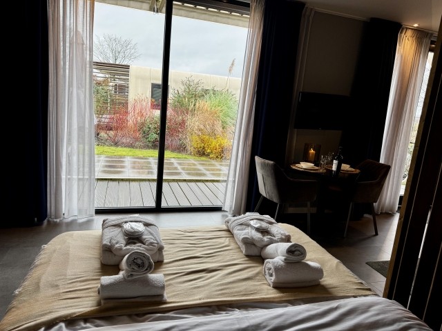 Vom Bett aus hat man einen Blick auf den TV und Garten