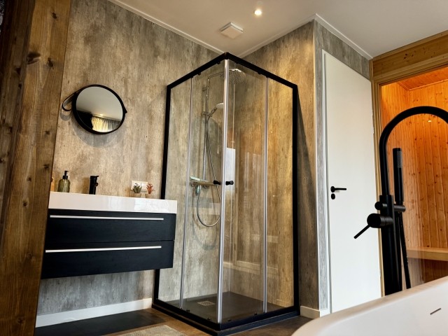 Eine Regendusche und ein separates WC komplettiert das Wellnessangebot