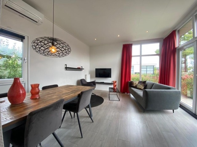 Lichtdurchfluteter Wohnbereich mit Zugang zum Garten 