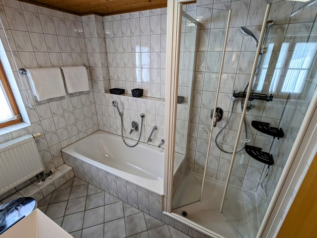 Badezimmer mit Badewanne 