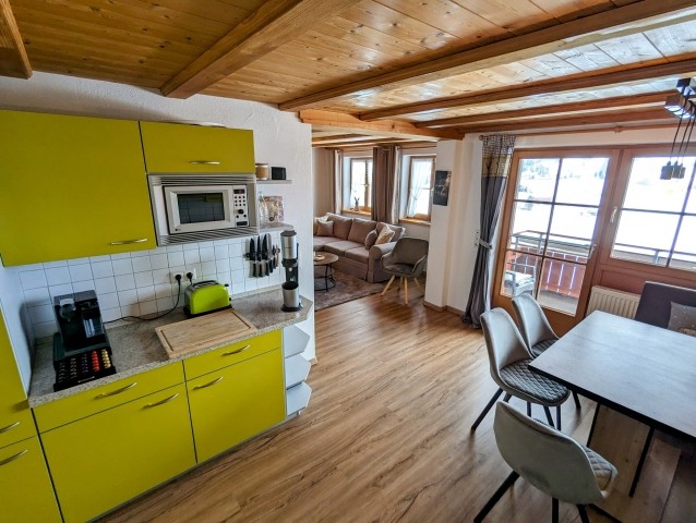 Genuss-Küche mit Zugang zum Balkon