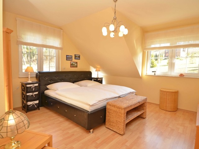Schlafzimmer 1