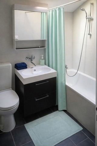 Kleines Bad mit Badewanne