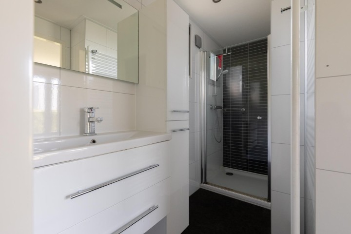 Badezimmer (erreichbar aus zwei Zimmern)