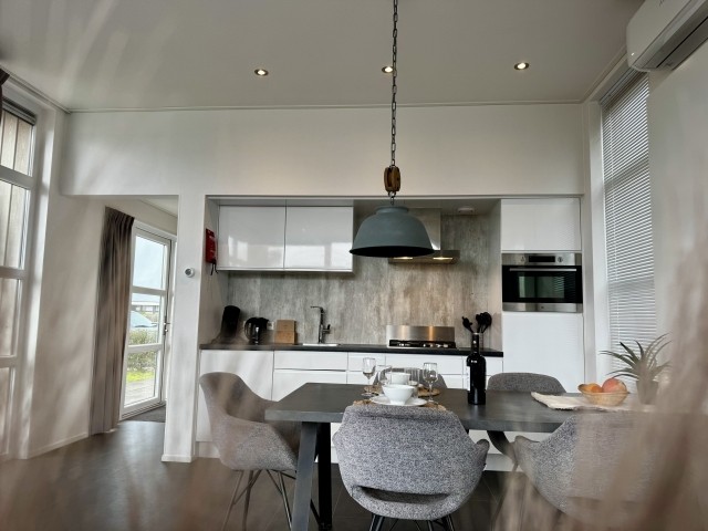 Die offene Küche ist komplett ausgestattet