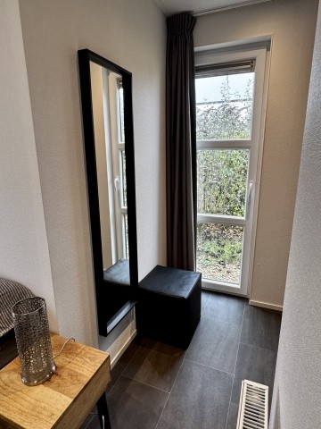 Kleidung kann im großen Ankleidebereich unter gebracht werden