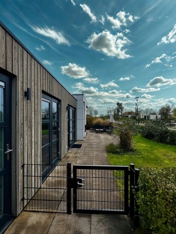 Der Zaun sorgt für die Sicherheit von Hund und Kind