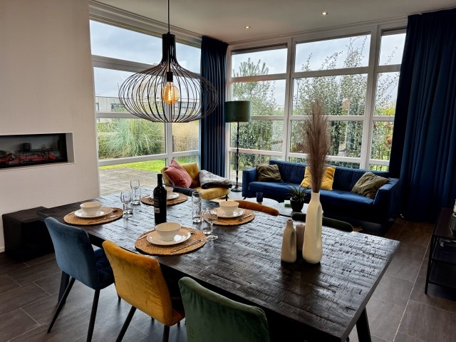 Vom Essbereich hat man einen Blick in den Garten