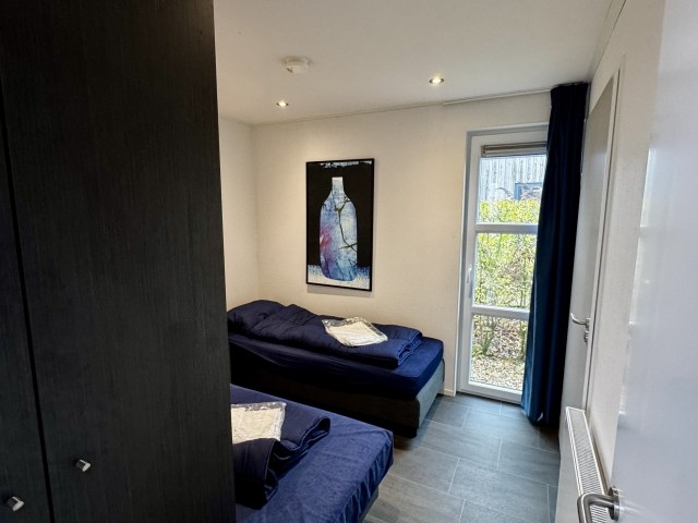 Ein geräumiger Kleiderschrank rundet das Zimmer ab