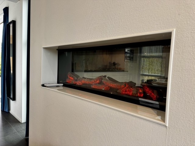 Der Wohnbereich verfügt über einen Gaskamin