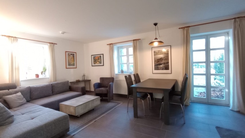 Der Wohnraum mit Ausgang zur Terrasse