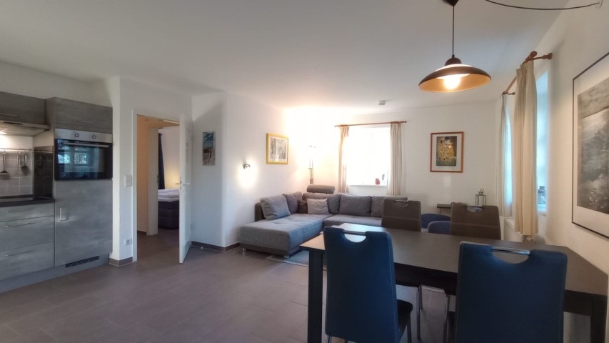 Der Wohnraum mit Küche und Blick Richtung Schlafzimmer