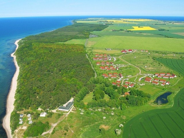 Das Feriendorf liegt unmittelbar hinter dem Küstenwald