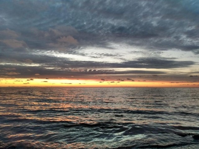 Der Strand beim Feriendorf bei Sonnenuntergang