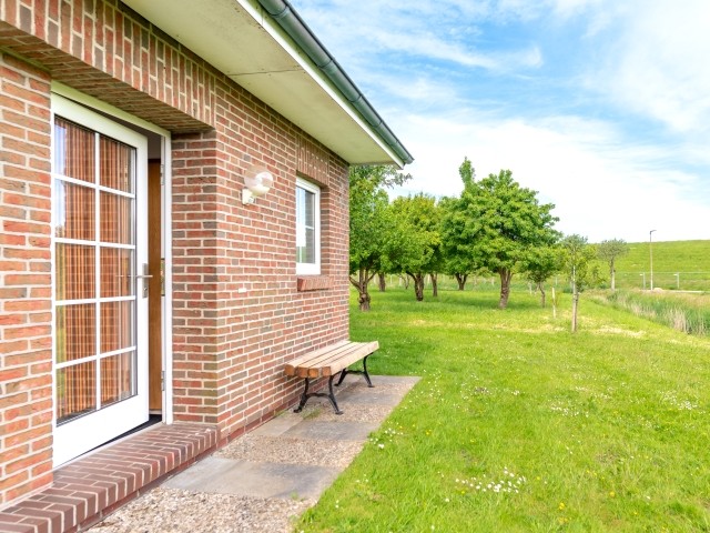 Vorderseite mit Blick auf die Obstwiese und dem Deich