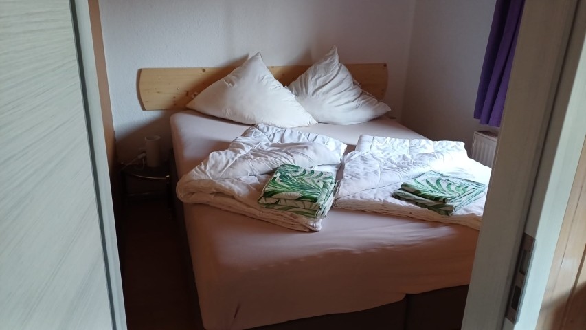 Schlafzimmer mit Doppelbett
