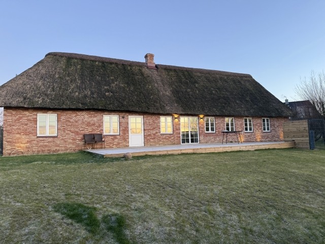 Blick aus dem Garten auf das Haus