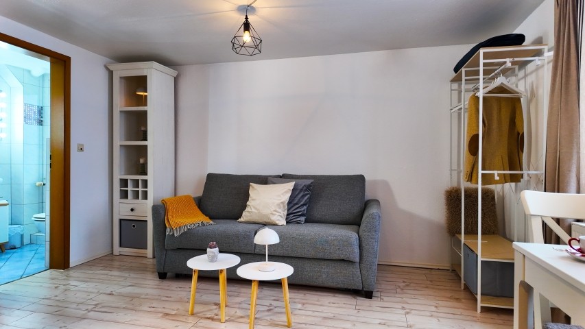 Sofa mit Blick ins Bad 