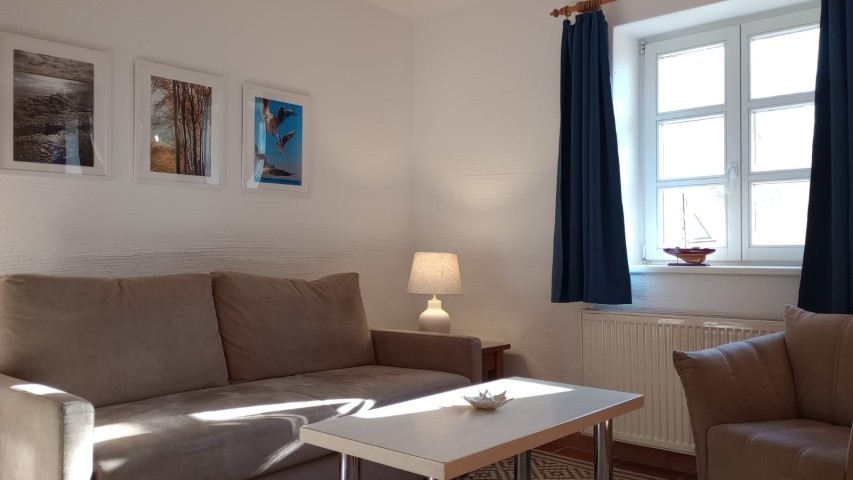 Die Sofaecke mit kunstvollen Rügen-Fotos