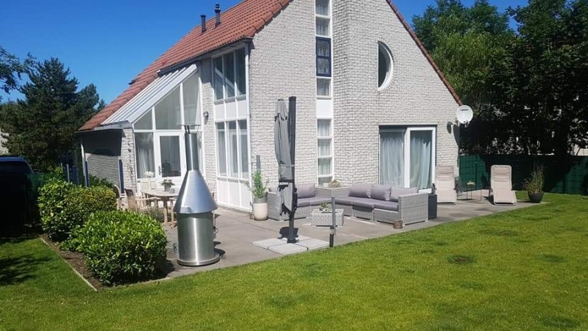 gemütliche Sitzlonge am Haus