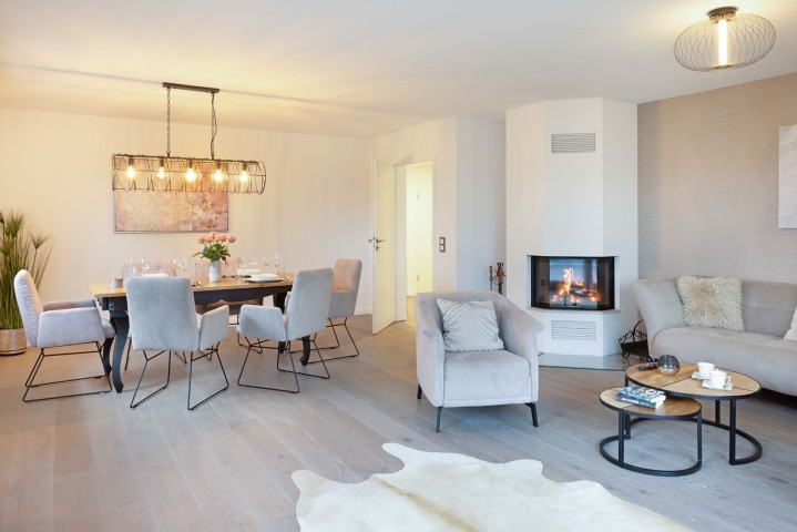 Wohn und Essbereich mit Kamin