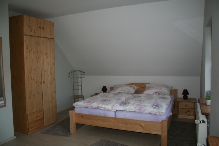 Schlafzimmer mit Doppelbett