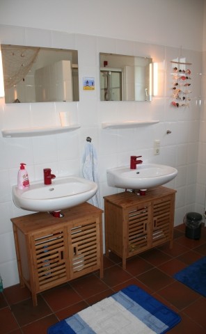 Badezimmer unten mit Doppel-Waschbecken, Dusche und WC