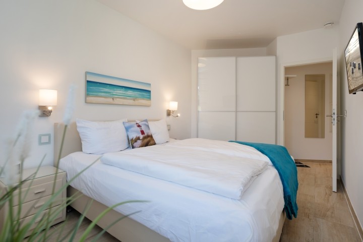 Schlafzimmer mit Kleiderschrank