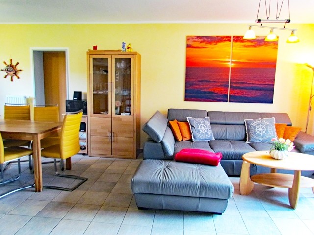 Blick vom Eingang in den gemütlichen Wohnbereich