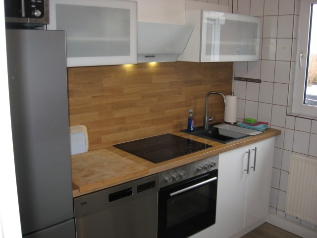 Die Küche ist voll ausgestattet mit Cerankochfeld, Backofen, Mikrowelle, Kaffeemaschine, Toaster, Waschmaschine, Kühl- Gefrierkombi und natürlich mit allem weiteren, was man so braucht.