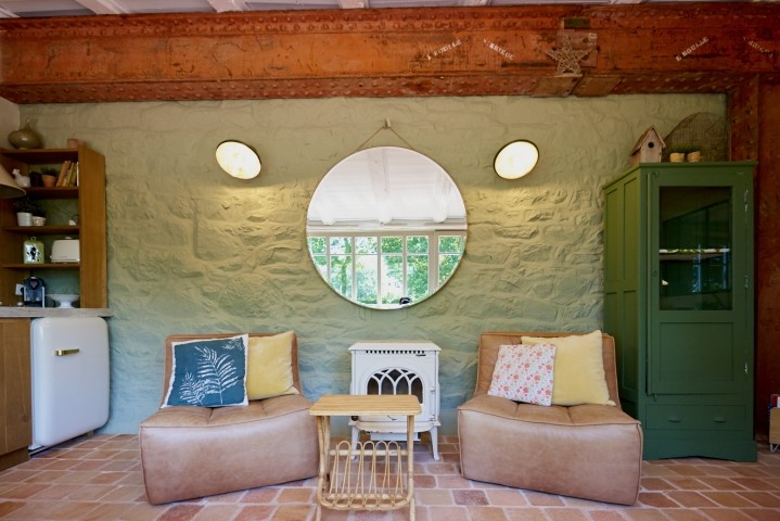 Gemütliches Wohnzimmer im Ferienhaus in der Bretagne