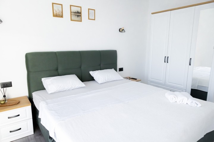 A bedroom No. 1 with a king-size bed (180x200 cm), equipped with air conditioning and a flat-screen TV.