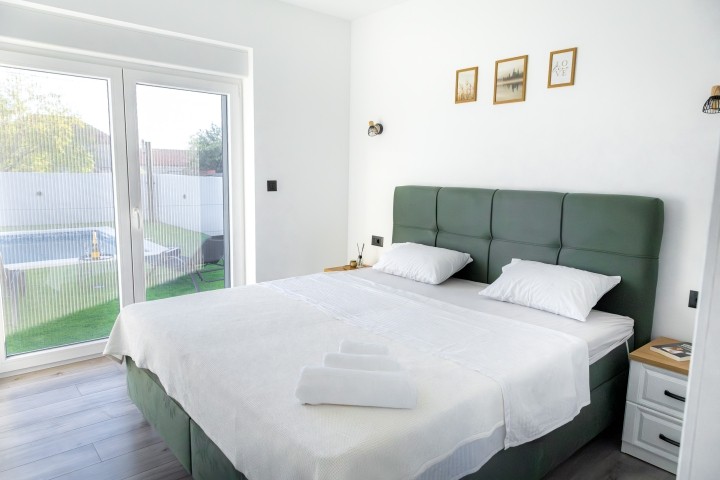 A bedroom No. 1 with a king-size bed (180x200 cm), equipped with air conditioning and a flat-screen TV.