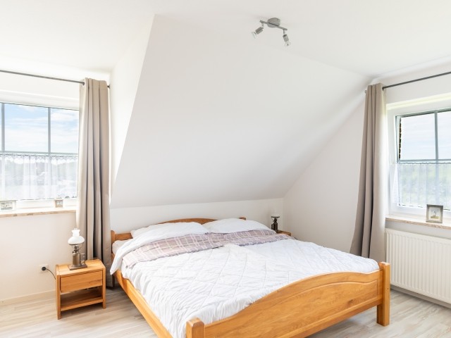 Schlafzimmer mit Doppelbett im OG